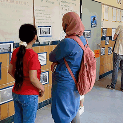 Nehring-Grundschule Altbau Flur Ausstellung