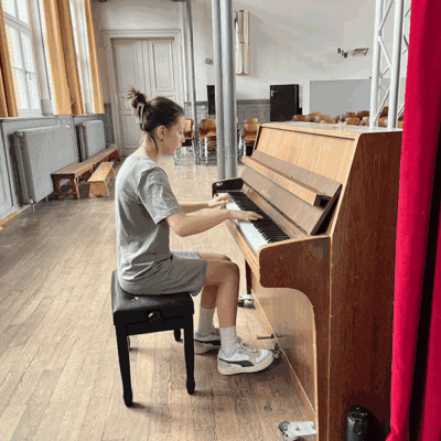Nehring-Grundschule Aula Klavierstunde