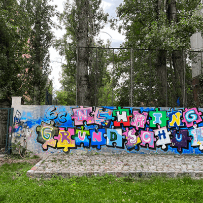 gruenes-klassenzimmer-buehne-kunstwand