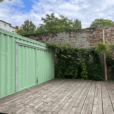 gruenes-klassenzimmer-container-terasse