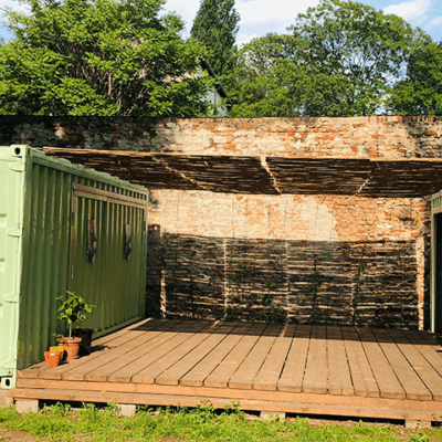 gruenes-klassenzimmer-holzterasse