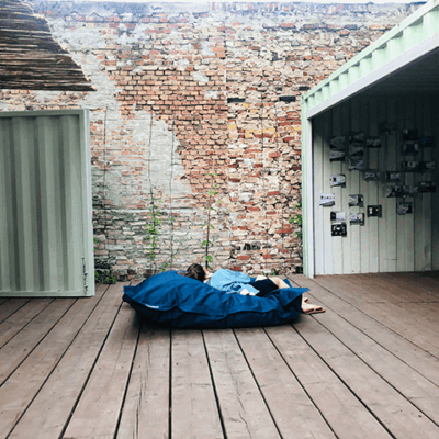 gruenes-klassenzimmer-sitzsack
