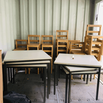 gruenes-klassenzimmer-tische-stuehle