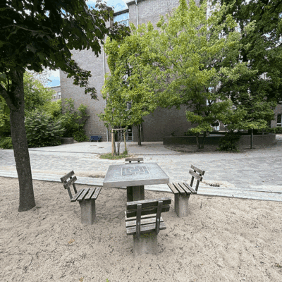 Nehring-Grundschule Spielehof Schachtisch