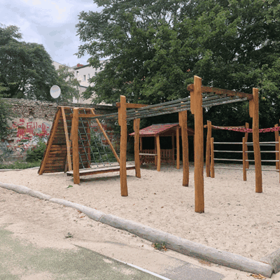 Nehring-Grundschule Sporthof Klettergerüst