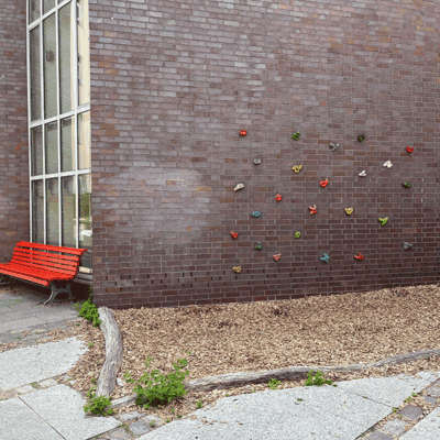 Nehring-Grundschule Sporthof Kletterwand